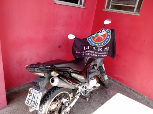 Adolescente é apreendido com moto roubada em Manaus 