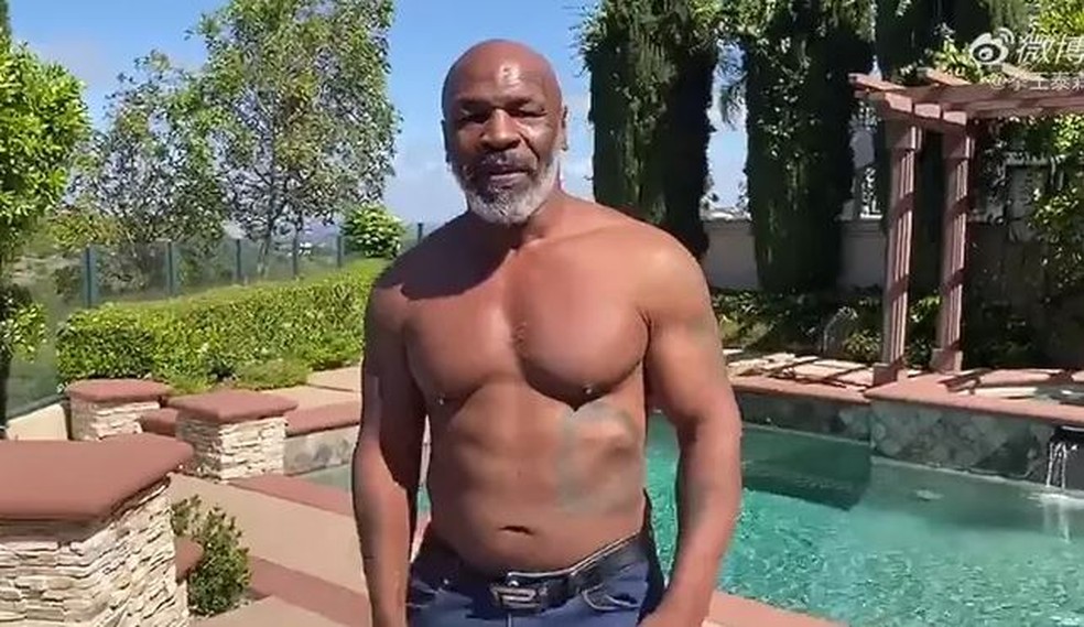 Mike Tyson choca ao ostentar corpo 'enxuto' aos 53 anos 