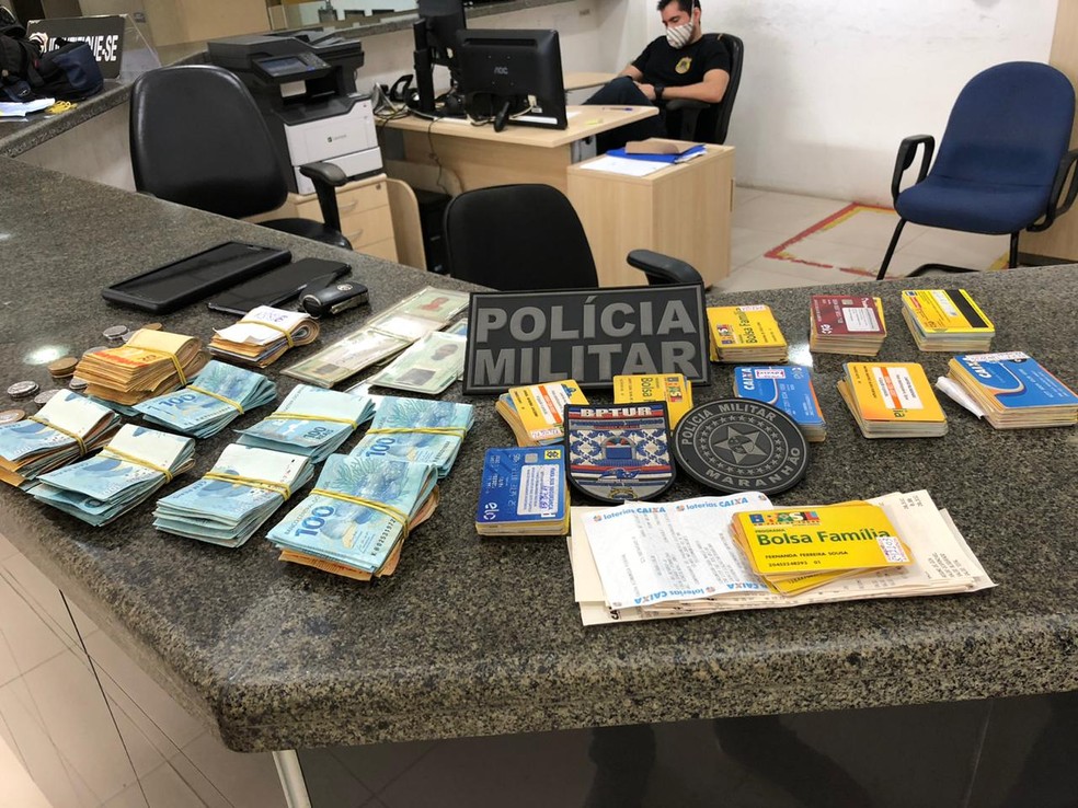 Trio é preso com cartões da Caixa e mais de R$ 20 mil de auxílio emergencial 