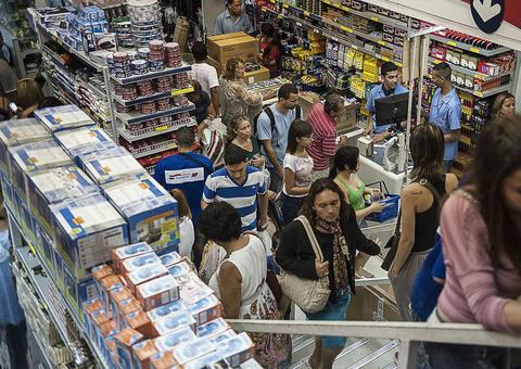 Brasileiros viajam mais de 70 km para comprar roupas e eletrônicos