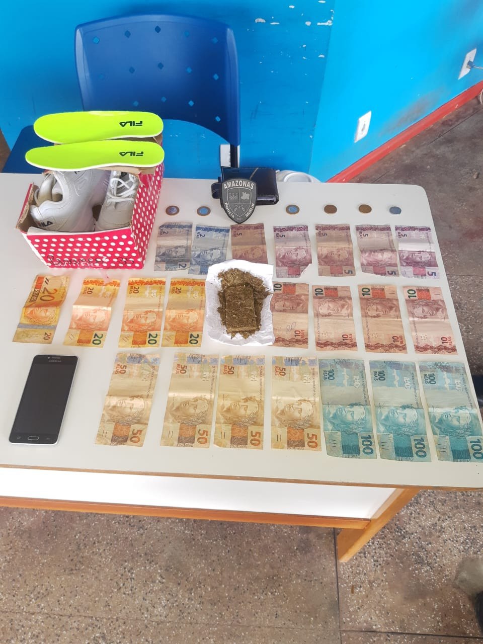 Irmãos são presos vendendo drogas em porto no Amazonas