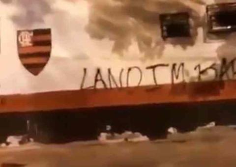 Sede do Flamengo é pichada após encontro de presidente do clube com Bolsonaro 