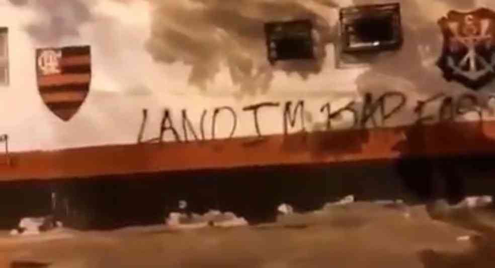 Sede do Flamengo é pichada após encontro de presidente do clube com Bolsonaro 