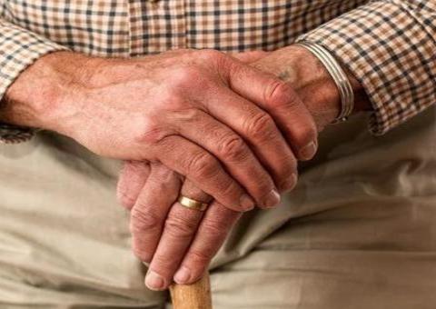 Idoso morre durante sexo selvagem com outro homem