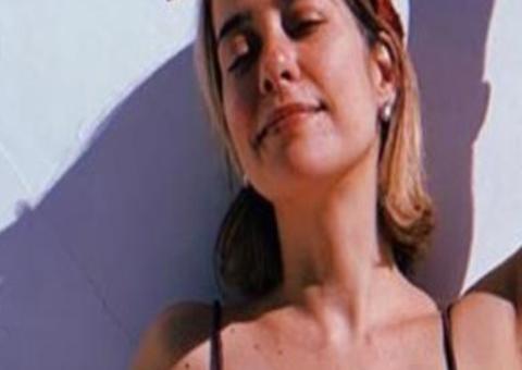 Toda 'garotona', Paloma Duarte mostra boa forma de shortinho ao comemorar 43 anos