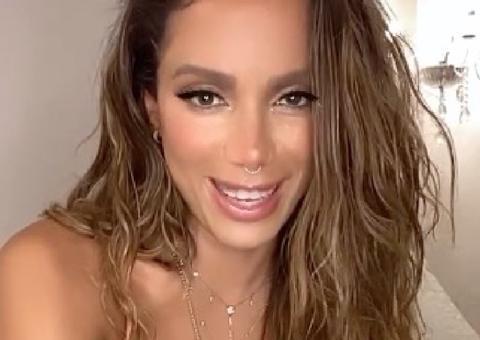 De maiô cavadíssimo, Anitta 'arreganha' as pernas durante treino e choca seguidores