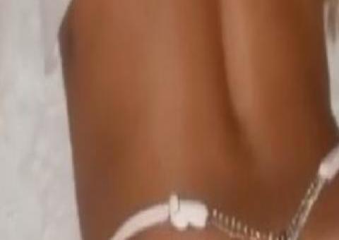 Namorado filma bumbum de Anitta de fio-dental e dá apalpada em cheio: 'nossa, olha isso'