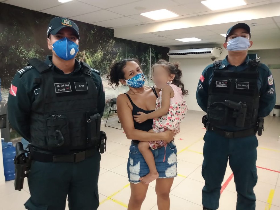 Menina se engasga com moeda e é salva por policiais militares 