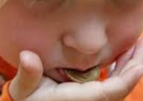 Menina se engasga com moeda e é salva por policiais militares 