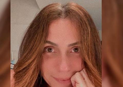 Giovanna Antonelli fala sobre cabelos brancos e seguidor reage: 'Assume que tá velha'