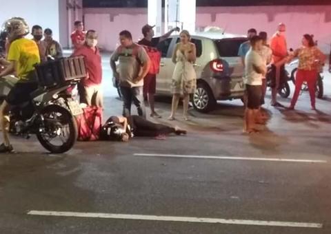 Em Manaus, casal de entregadores fica ferido ao ser atropelado por carro em avenida