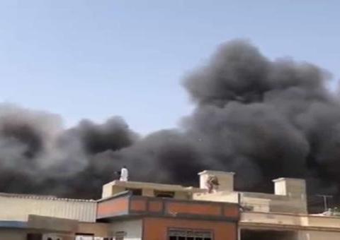 Avião com 100 pessoas cai sobre casas no Paquistão