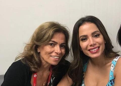 Mãe de Anitta aparece em apartamento novo após polêmica: ‘estou morando aqui’
