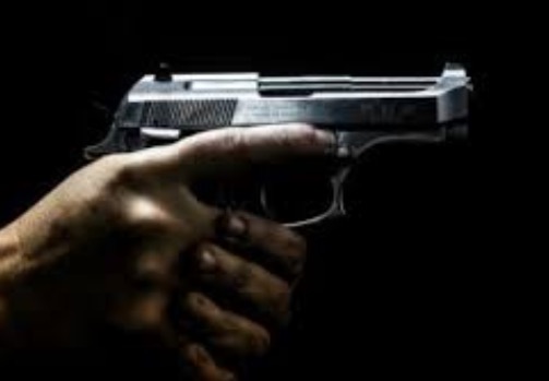 Homem é baleado na cabeça no meio da rua em área vermelha de Manaus