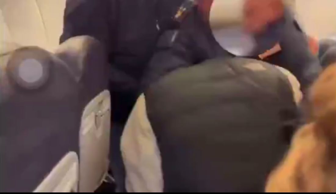 Jogador negro é arrancado de avião por policiais