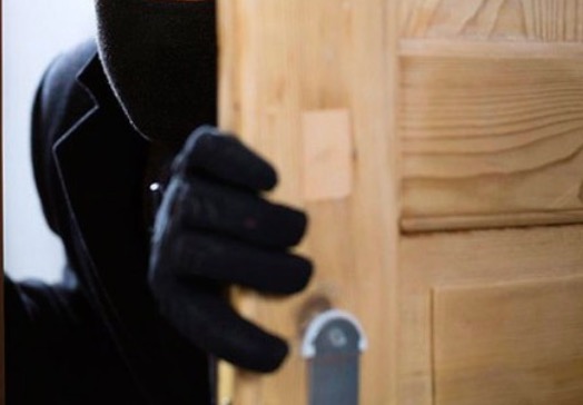 Casal assalta casa em plena luz do dia em Manaus