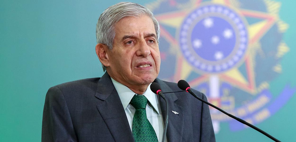 General Heleno diz que apreensão de celular de Bolsonaro teria ‘consequências imprevisíveis’ 