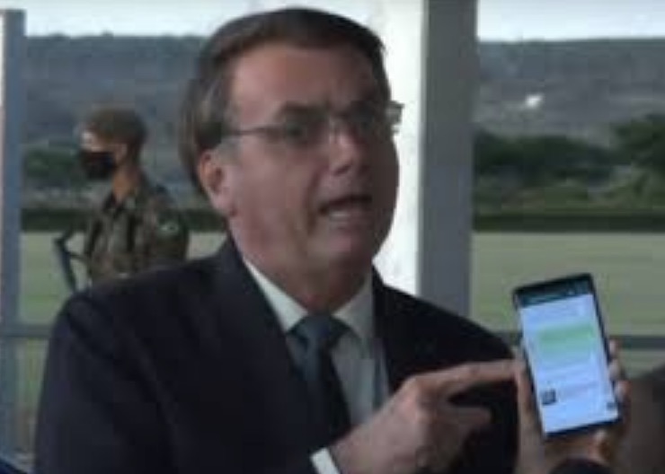 Jair Bolsonaro diz que jamais vai entregar celular à Justiça: 'só se eu fosse um rato'