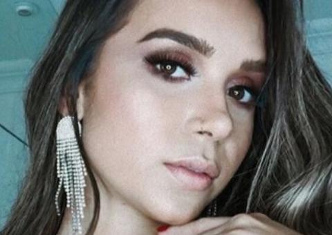 Ex-BBB Gizelly Bicalho ostenta bumbum ao posar de lingerie em sofá 