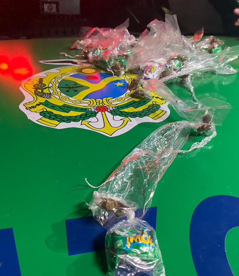 Após denúncia, dupla é presa suspeita de tráfico de drogas em Manaus