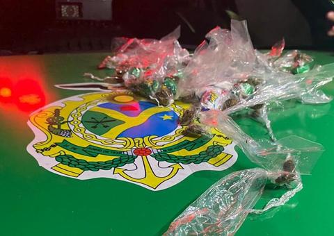 Após denúncia, dupla é presa suspeita de tráfico de drogas em Manaus