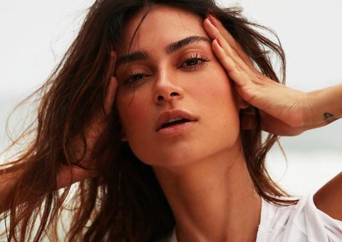 De top, atriz Thayla Ayala aparece 'molhadinha' em vídeo na web