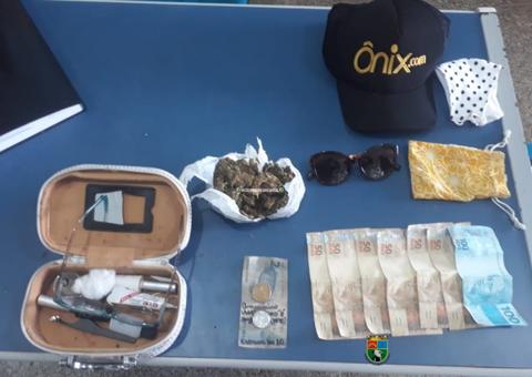Suspeita de participar de um roubo, mulher é presa com drogas no Amazonas 