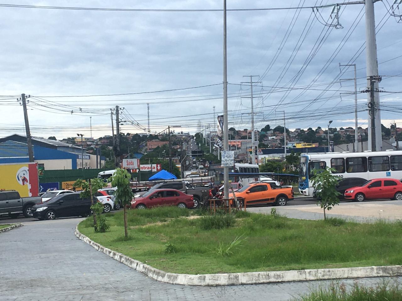 Manaus tem engarrafamento quilométrico em meio a 27 mil casos de Covid-19 no Amazonas