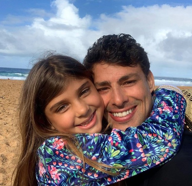 Filha de Grazi Massafera e Cauã Reymond faz 8 anos e surge soltando a voz em vídeo