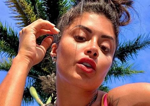 De baixo para cima, Aline Riscado dá close no corpaço de biquíni