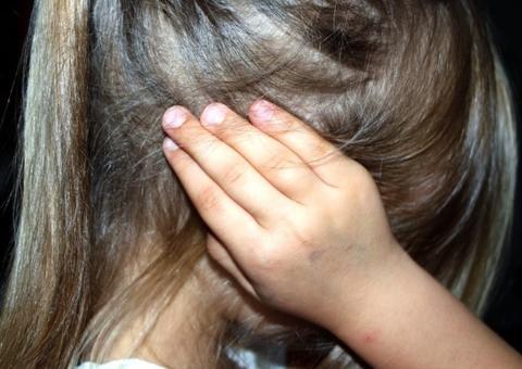 Pai é flagrado abusando sexualmente da filha de 4 anos e é espancado em Manaus