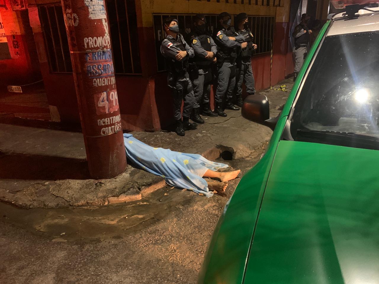Homem é brutalmente assassinado por dupla em área vermelha de Manaus