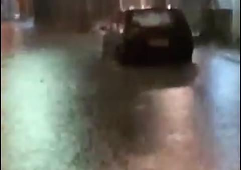 Chuva torrencial causa alagações e deslizamentos em Manaus