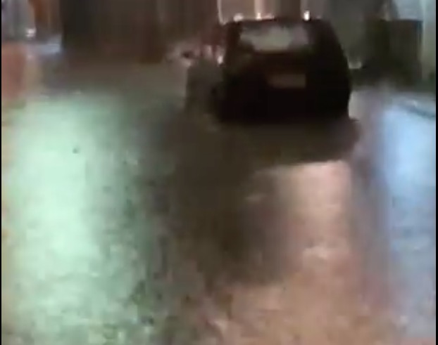 Chuva torrencial causa alagações e deslizamentos em Manaus