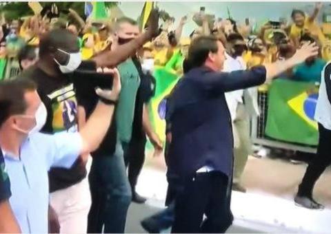 Após sobrevoar manifestação, Bolsonaro tira a máscara e se aproxima de multidão em Brasília