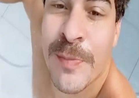 Thiago Martins surge com volume à mostra em banho e fãs se atiram: 'seguro a mangueira'