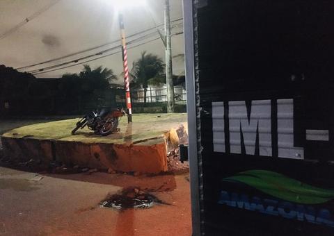 Homem com arma de brinquedo morre ao colidir com bloco de concreto em Manaus