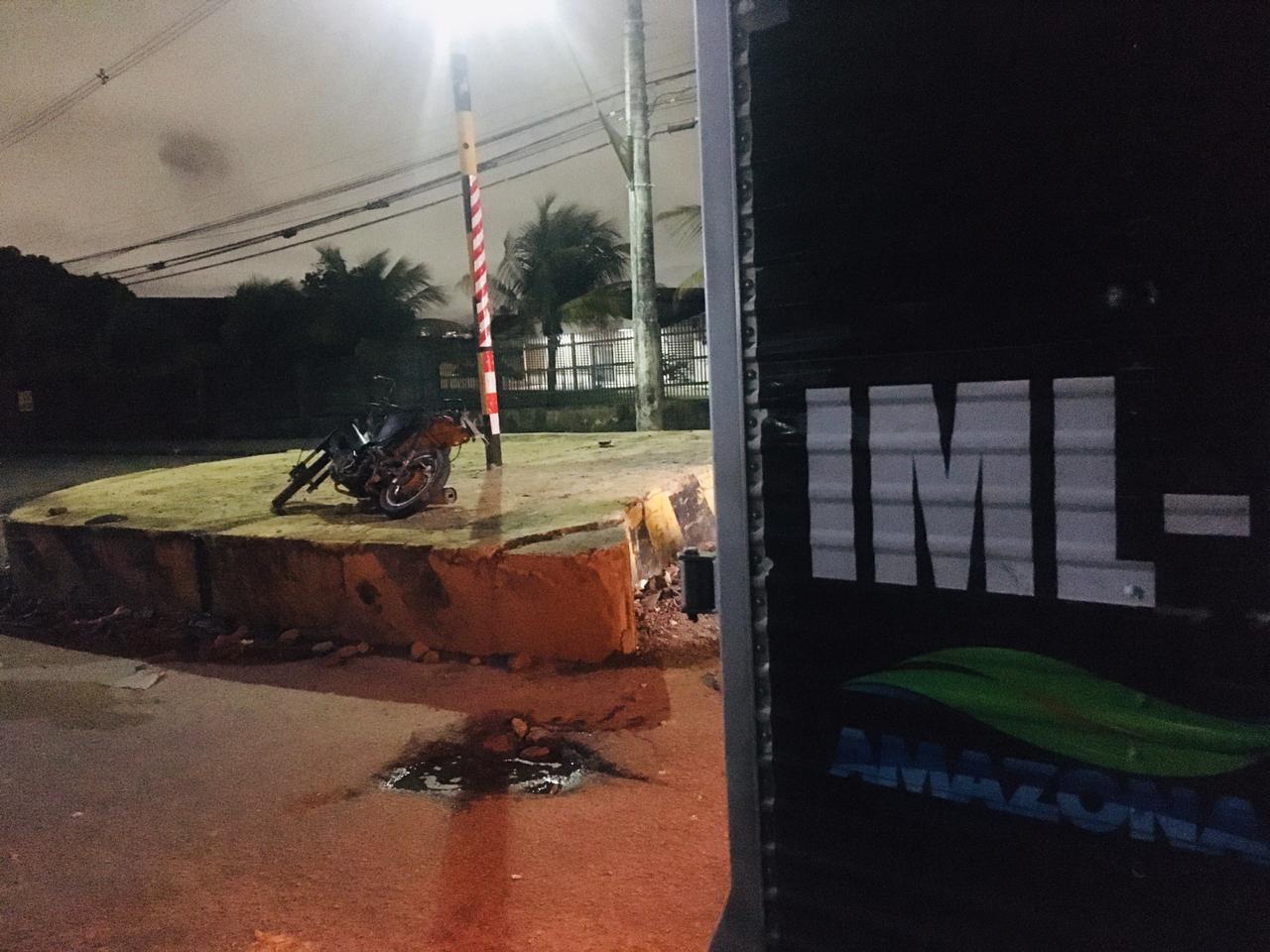 Homem com arma de brinquedo morre ao colidir com bloco de concreto em Manaus