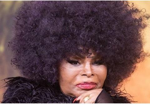 Aos 89 anos, Elza Soares revela que gosta de tomar sol nua