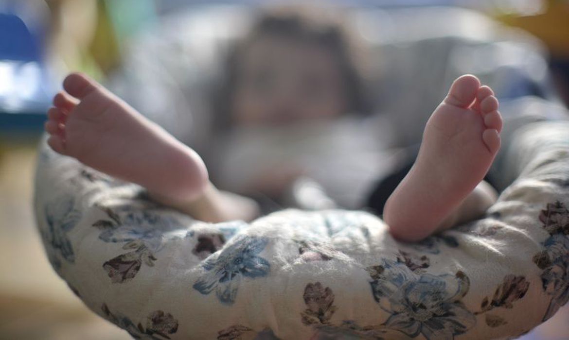 Atrizes, cantores e outras celebridades participam de ação que comemora Dia Nacional da Adoção