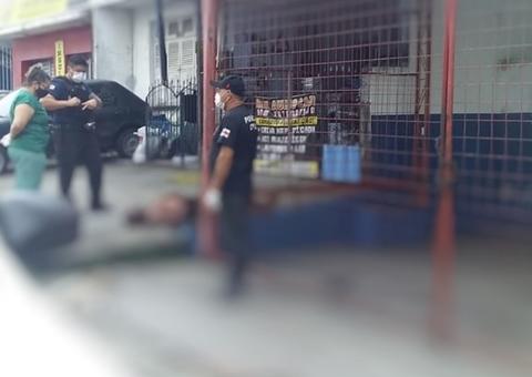 Em Manaus, homem tem mãos amarradas e apanha até morrer no meio de avenida
