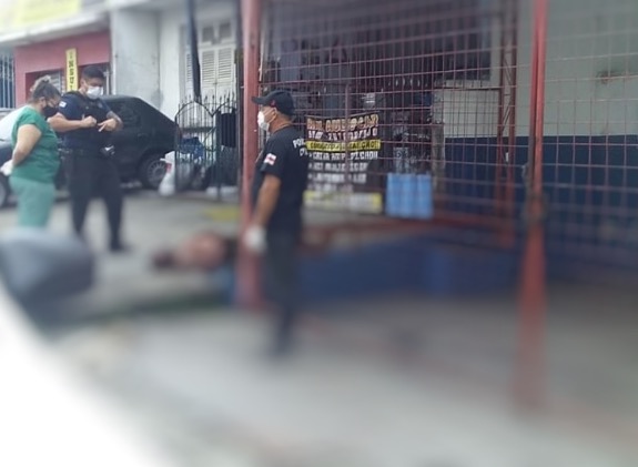 Em Manaus, homem tem mãos amarradas e apanha até morrer no meio de avenida