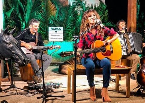 Chuva forte interrompe Live ao ar livre de Paula Fernandes que sai correndo