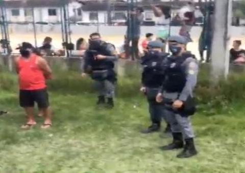 Com golpes de terçado, homem é encontrado morto atrás de campo de futebol em Manaus