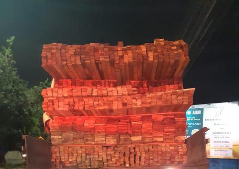 Homem é preso e caminhão com madeira irregular é apreendido em Manaus 