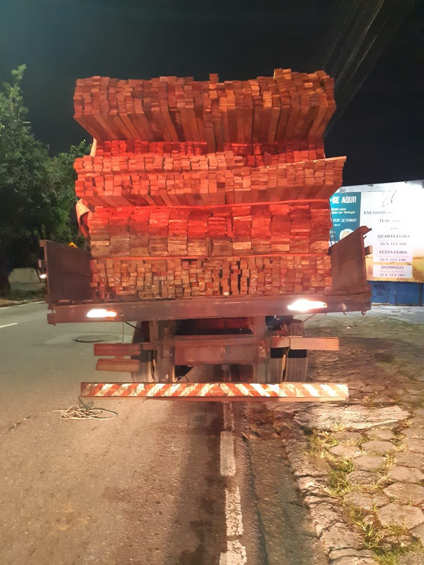 Homem é preso e caminhão com madeira irregular é apreendido em Manaus 