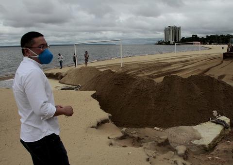 Serviço para corrigir erosão é efeito na praia da Ponta Negra em Manaus