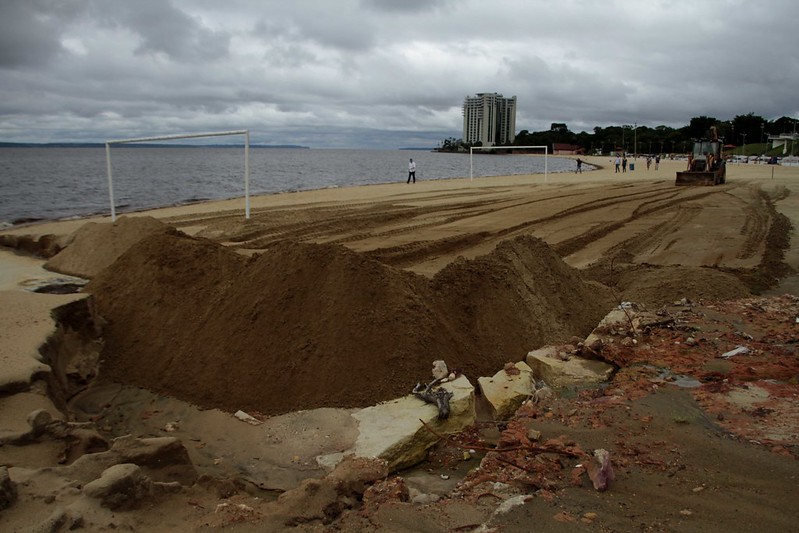 Serviço para corrigir erosão é efeito na praia da Ponta Negra em Manaus