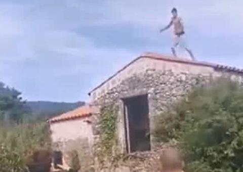 Cenas fortes: Adolescente salta de telhado e sofre graves fraturas ao bater em pedra