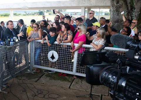 Jornalistas do Grupo Globo deixam plantão no Alvorada por falta de segurança